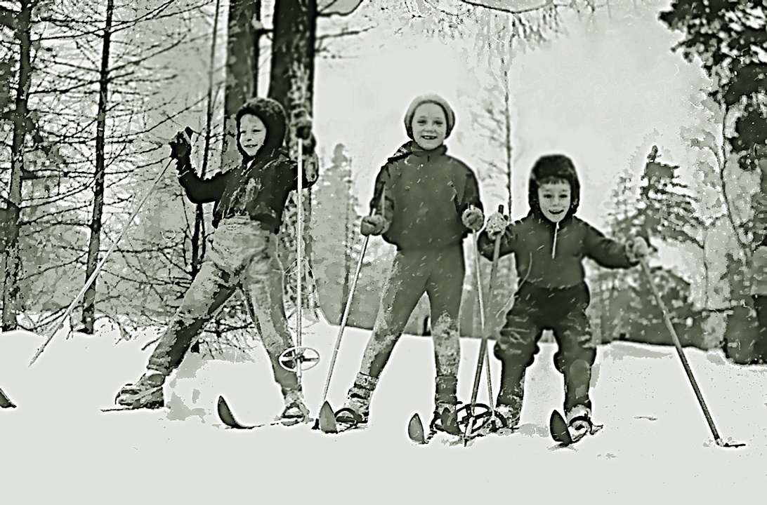 Ett glatt barn i full skidutrustning, redo för en dag i backen.